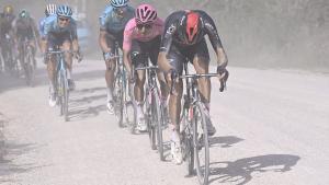 Egan Bernal, de rosa, y el Ineos, en plena ofensiva sobre los caminos sin asfaltar del Giro.