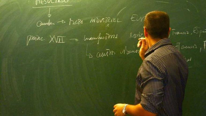 Un docente imparte clase en una facultad gallega.