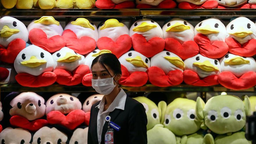 Una vendedora atiende una tienda de souvenir en Tailandia // LYNN BO BO