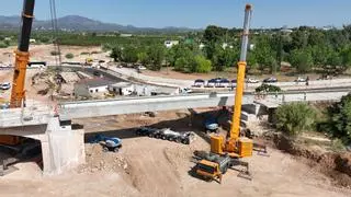 Una viga de Sevilla a València, clave para la reconstrucción de la CV-50 en Cheste tras la dana