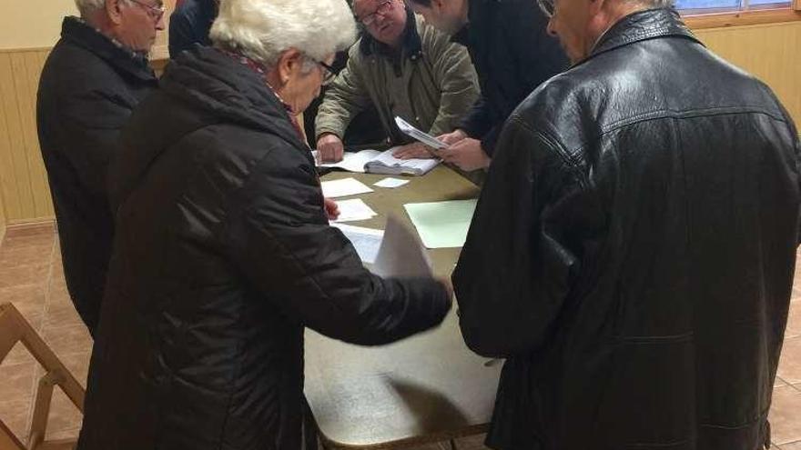 Cubela y vecinos de Aguasantas, en la asamblea informativa.