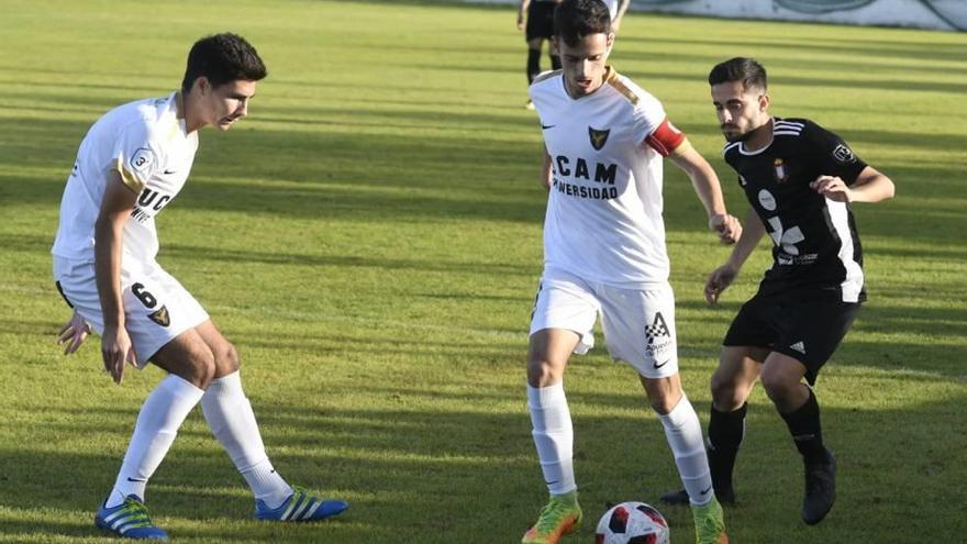 Pedrosa, capitán del UCAM, controlando un balón.