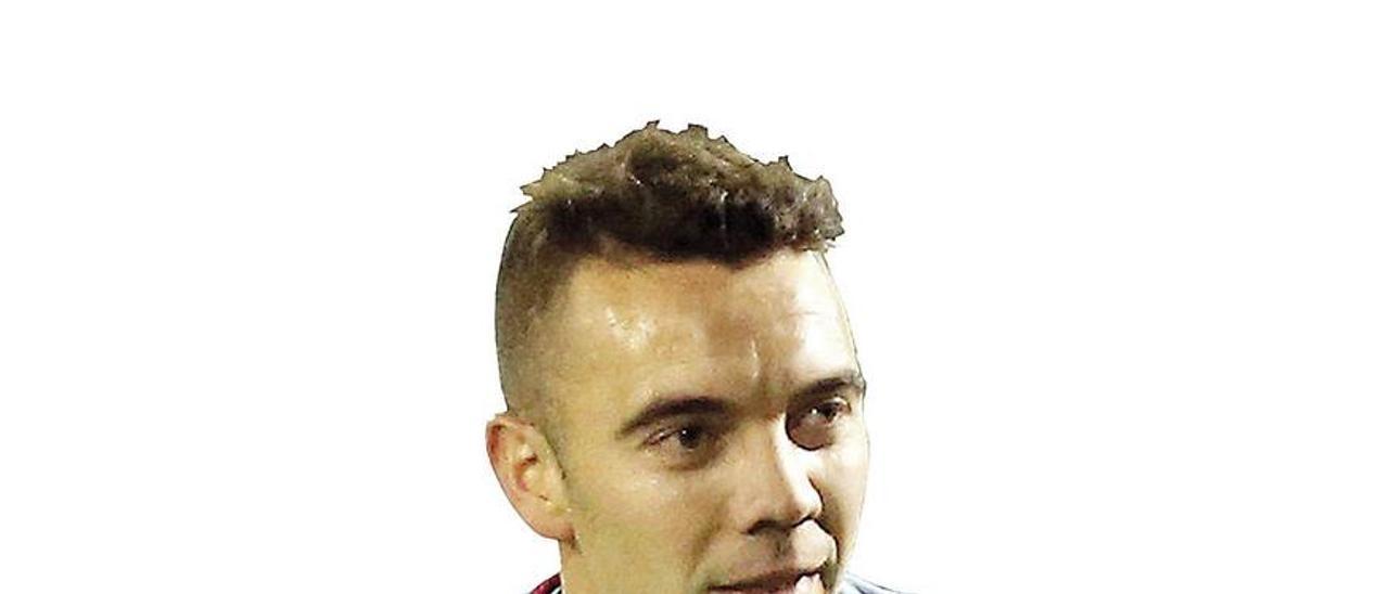 Iago Aspas toca el escudo del Celta tras anotar un gol. // Marta G. Brea