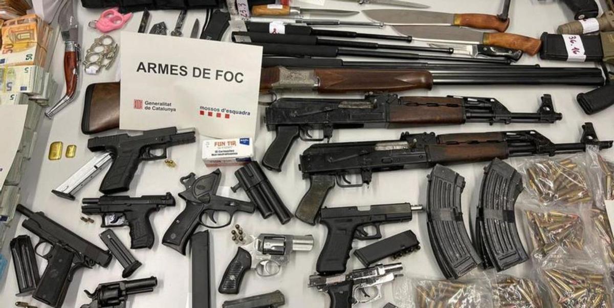 Una imatge d’algunes de les armes de guerra confiscades pels Mossos d’Esquadra.