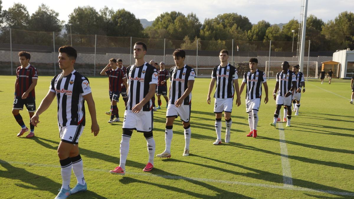 Jugadores del Castellón, antes del amistoso contra el Levante en La Coma.