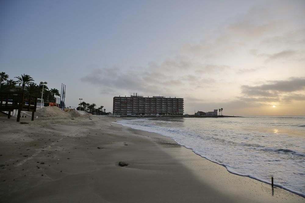 Playa de Los Locos, en Torrevieja, con bandera azul.