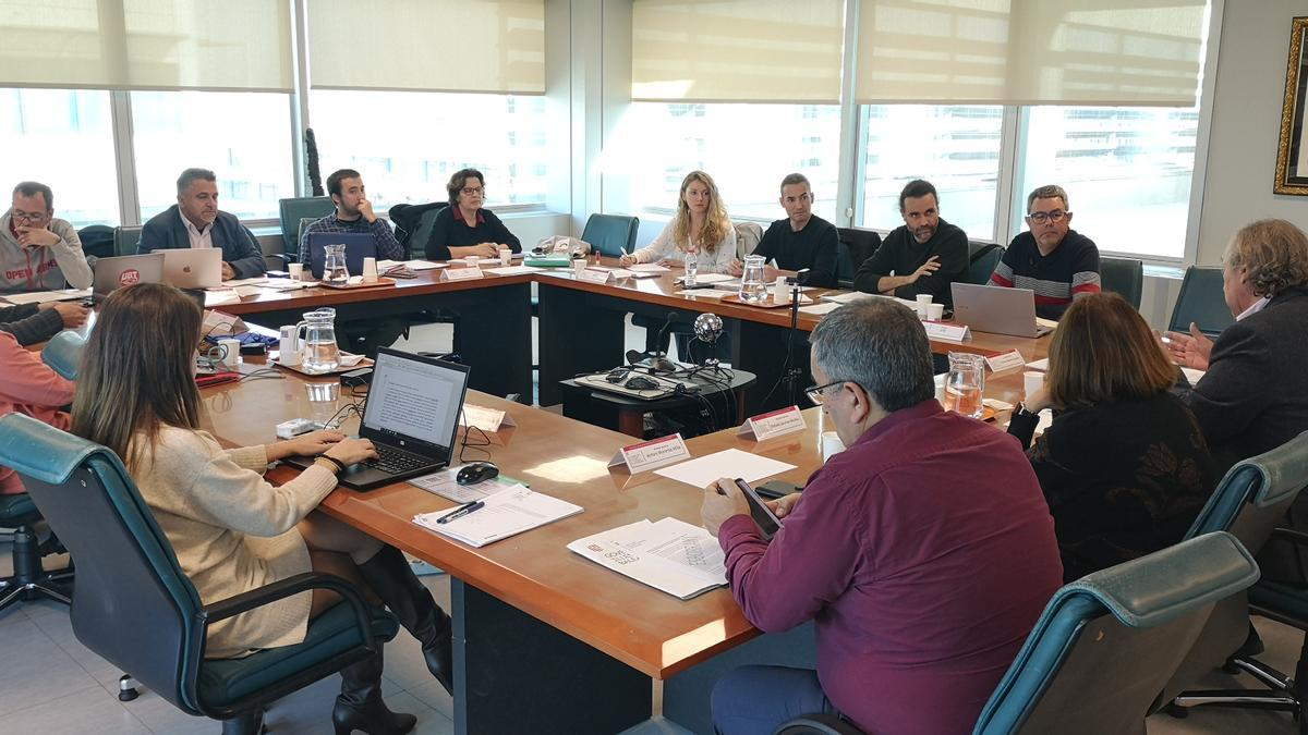 Los sindicatos ayer reunidos en la Mesa Sectorial en la conselleria de Educación.