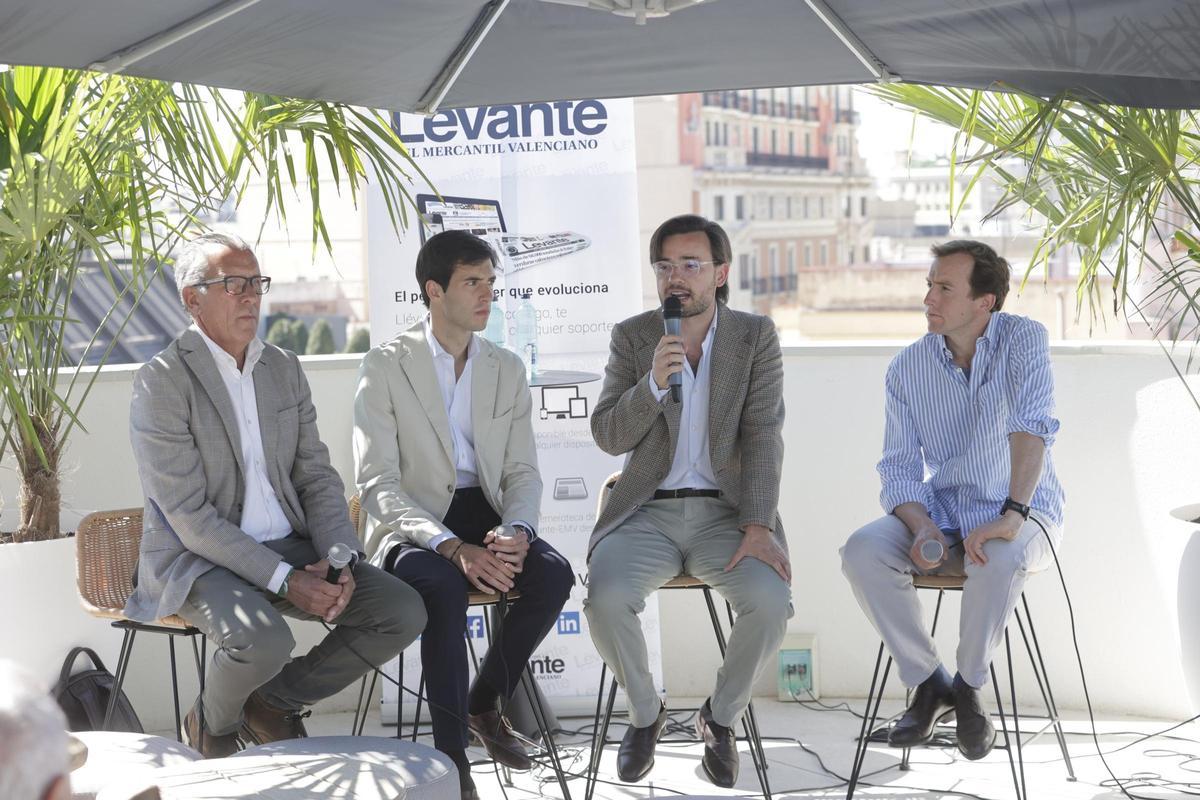 El ganadero Pedro Jovani junto a los toreros Román y Samuel Navalón, encandilan en las tertulias taurinas de Levante-EMV El ganadero Pedro Jovani junto a los toreros Román y Samuel Navalón, encandilan en las tertulias taurinas de Levante-EMV