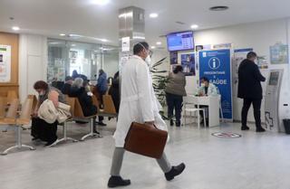 Sanidade urge al Gobierno soluciones al retraso en el fin de la formación de 300 médicos