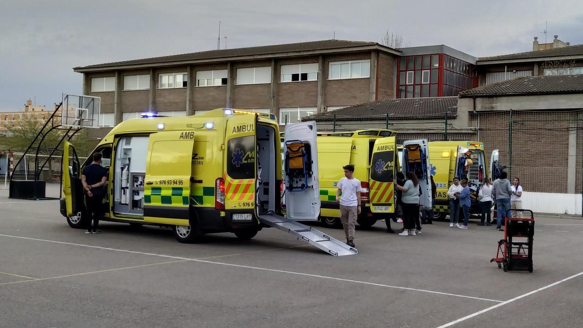 Muestra de vehículos de transporte sanitario en las jornadas 'FProfesionales de la Salud' en el IES río Gállego.
