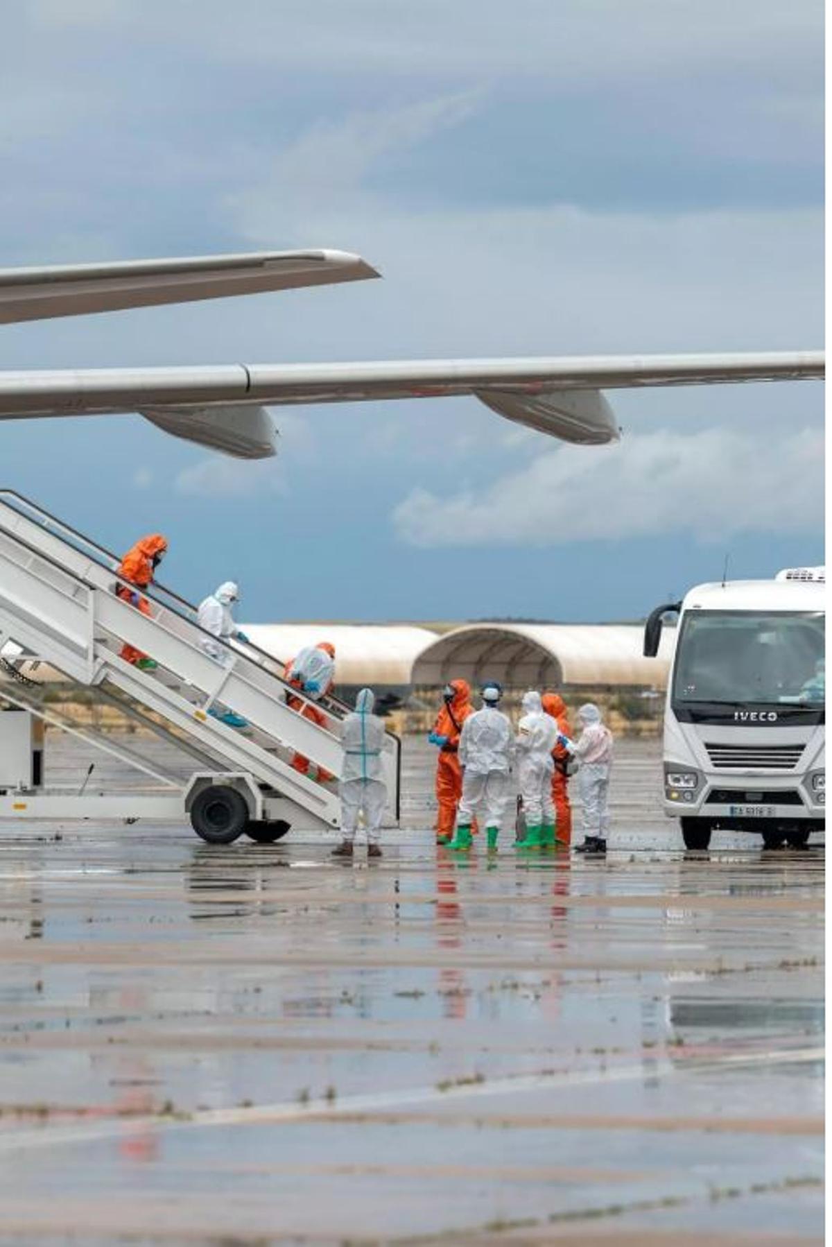 La llegada de los 14 pasajeros españoles del MV Hondius a la base aérea madrileña de Torrejón, en imágenes