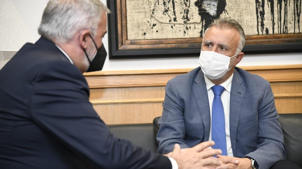 El presidente de Canarias, Ángel Víctor Torres, recibe al rector de la ULPGC, Lluis Serra