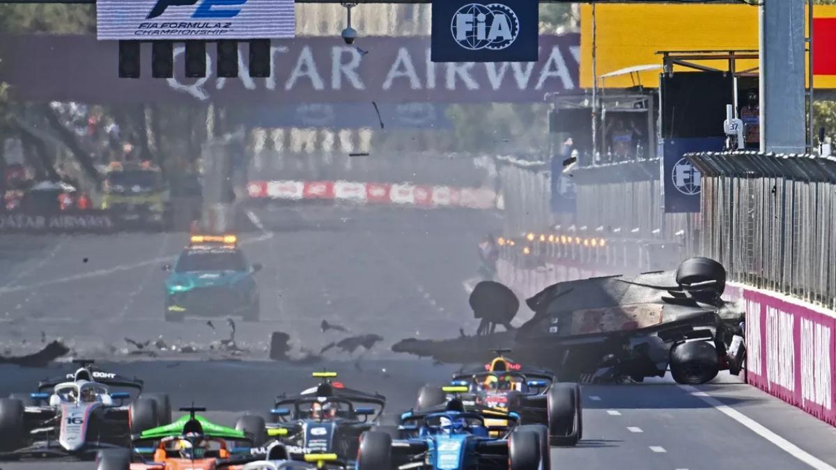 Escalofriante accidente en la salida de la carrera de F2 del GP de Azerbaiyán, con Pepe Martí volando por los aires