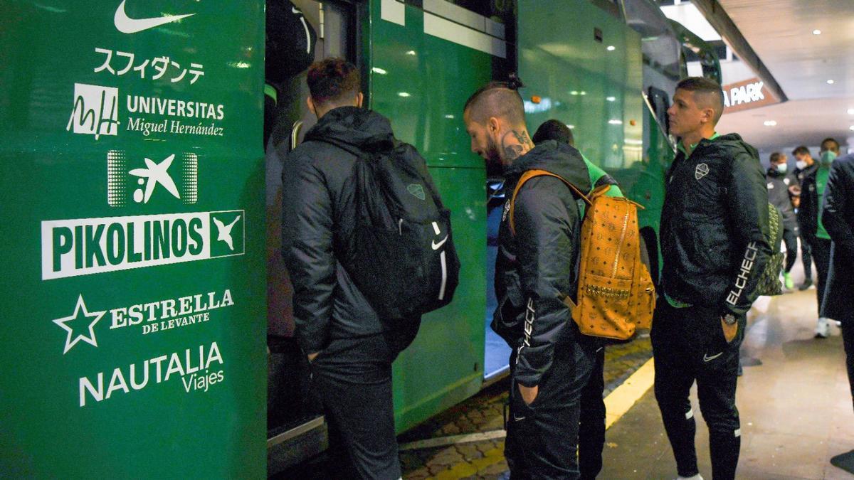 Los jugadores del Elche subiendo al autobús camino del estadio de El Sadar