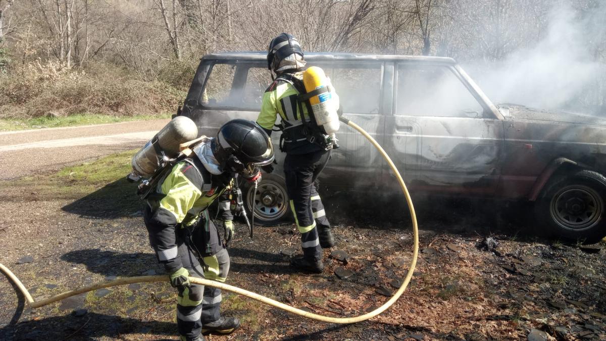 Los bomberos extinguen el incendio en el vehículo