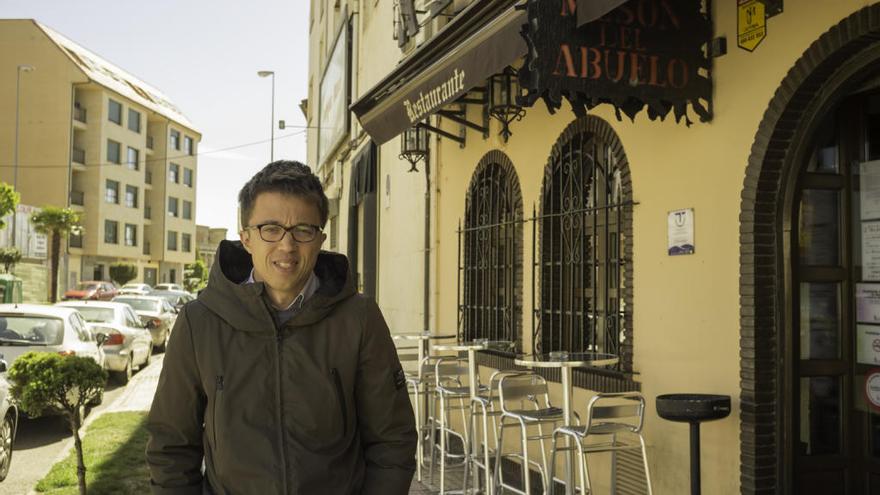 Iñigo Errejón a las puertas de un restaurante en Benavente.