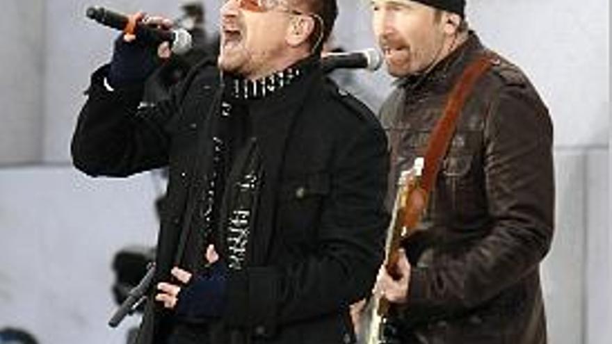 U2 durante un concierto sorpresa que dieron en enero.