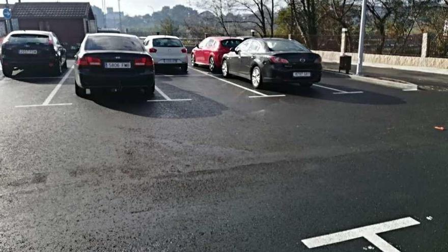 El aparcamiento, ya asfaltado y con las plazas pintadas. // Cedida