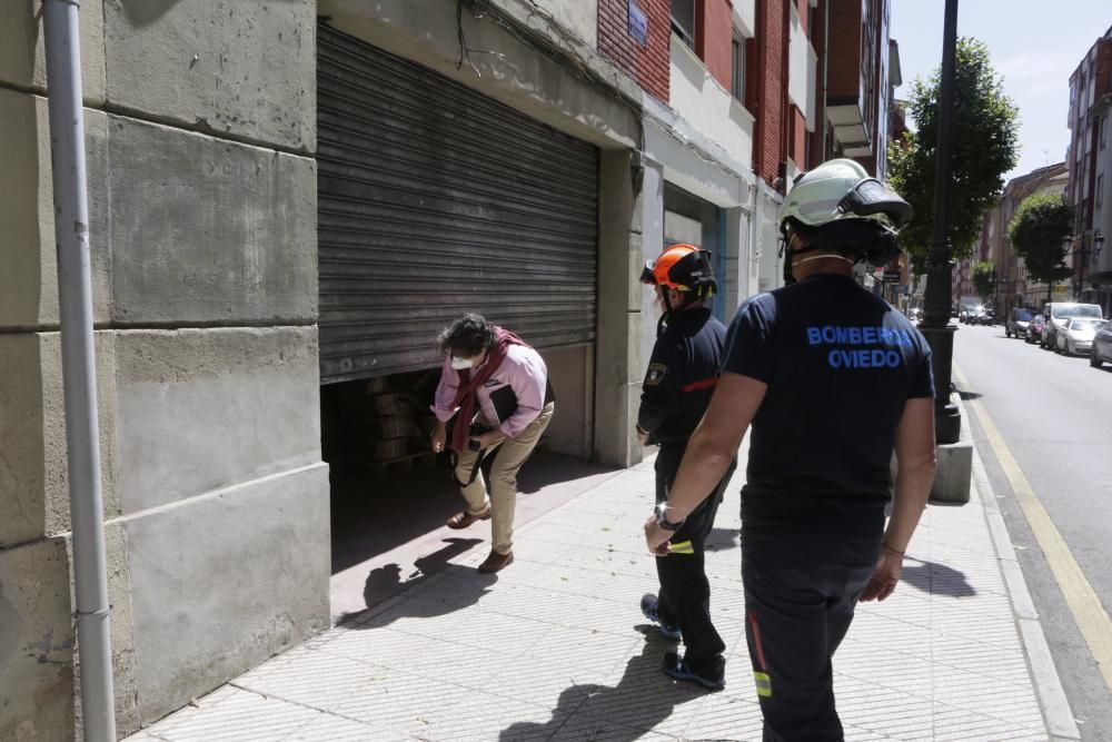 Vuelven vecinos desalojados en un barrio de Oviedo