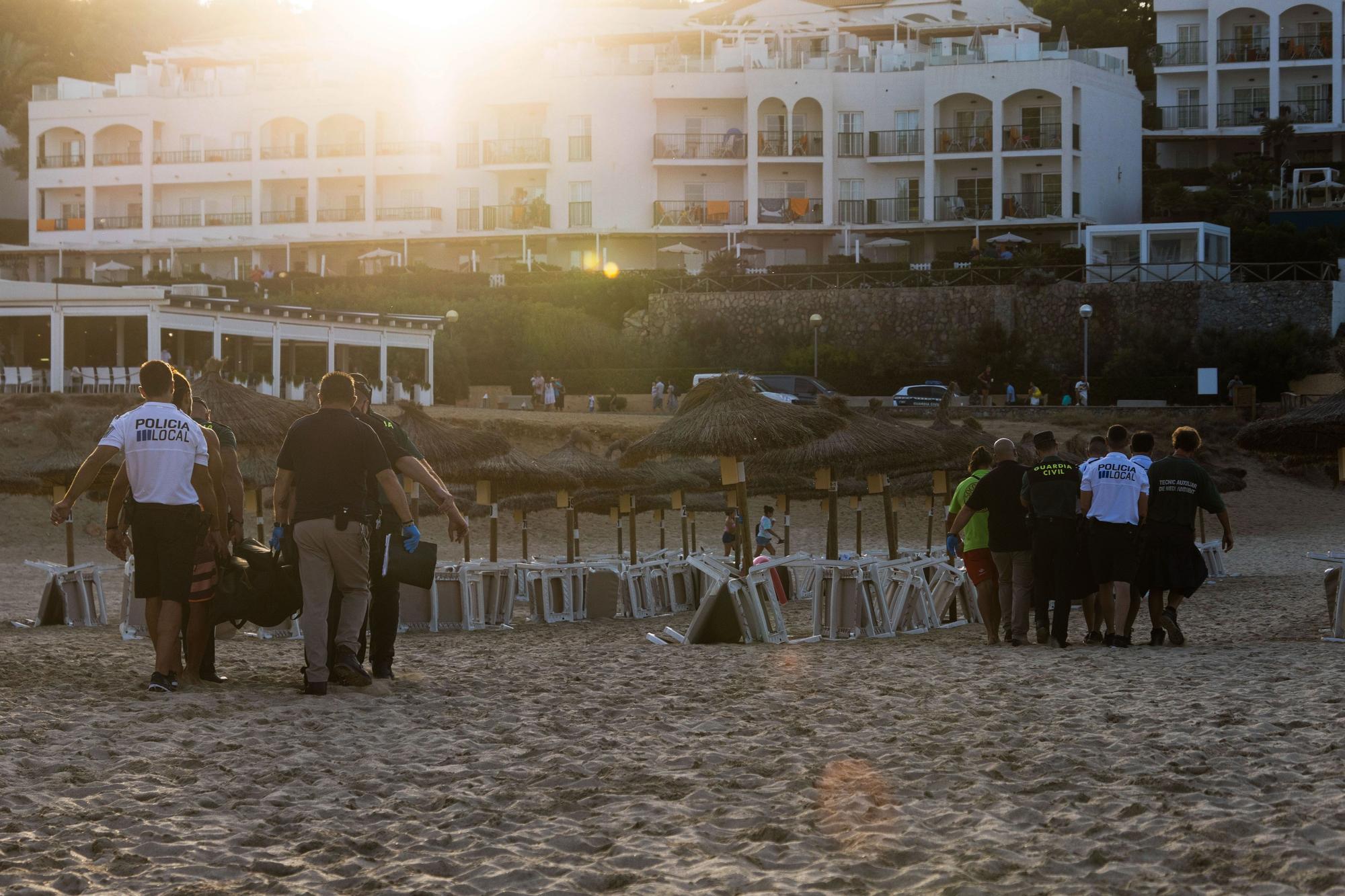 Un rayo mata a dos turistas en la playa de Cala Mesquida