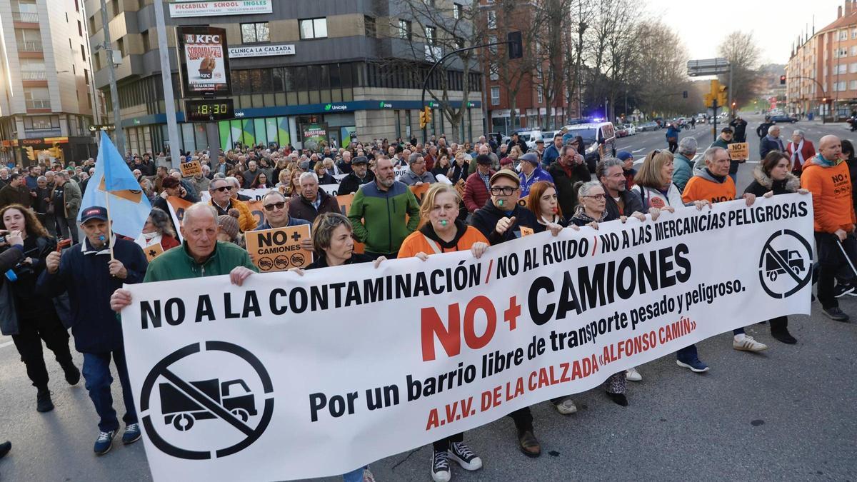 Una protesta de vecinos de la zona oeste por el tráfico pesado en La Calzada.
