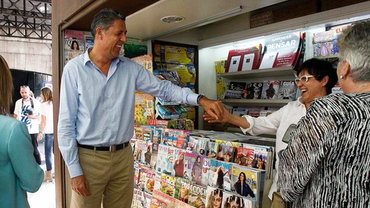 El candidato del PPC a la Generalitat, Xavier García Albiol, en Lleida, salundando a unas señoras.