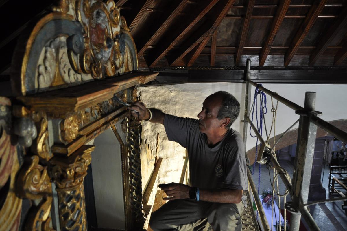 El restaurador Marcos Hernández Moreno en plena faena.
