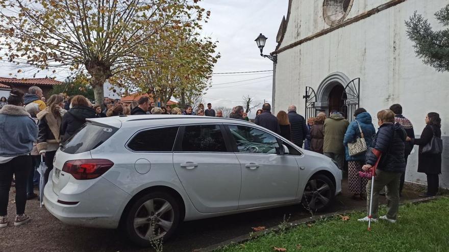 Asistentes al funeral, a las puertas de la iglesia de Santa María de Grullos, ayer.