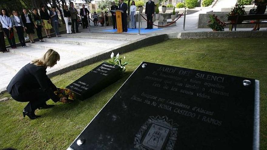 La alcaldesa deposita ayer varias flores junto a la tumba de Figueras Pacheco, en el Jardí del Silenci