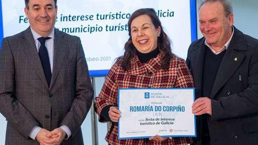 Román Rodríguez con los representantes de O Corpiño. // Xoán Crespo