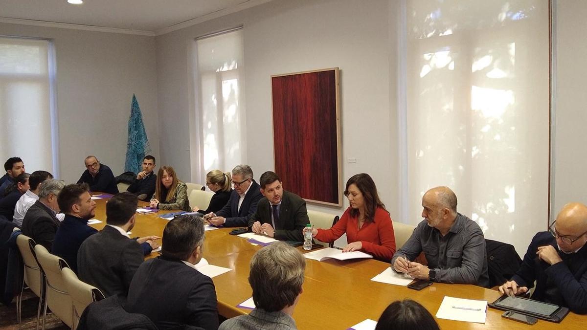 Reunión de la Mesa de Diálogo Social, el pasado lunes en el Saló Laval del Ayuntamiento de Gandia.