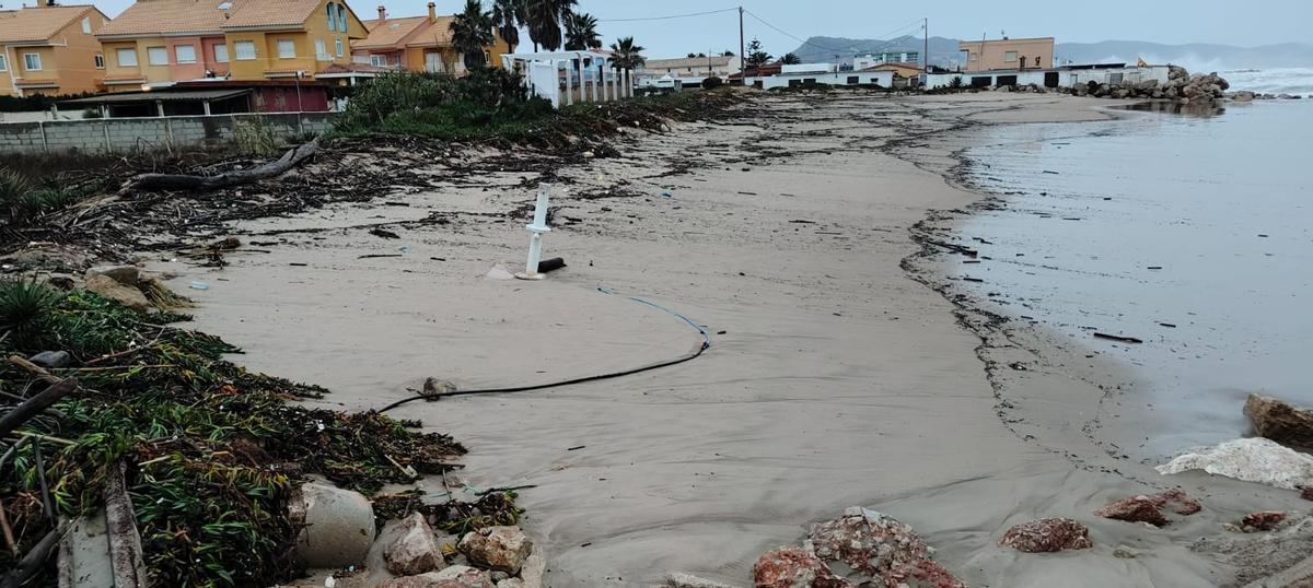 Cullera refuerza de nuevo sus defensas costeras tras más de 24 horas de fuerte temporal marítimo