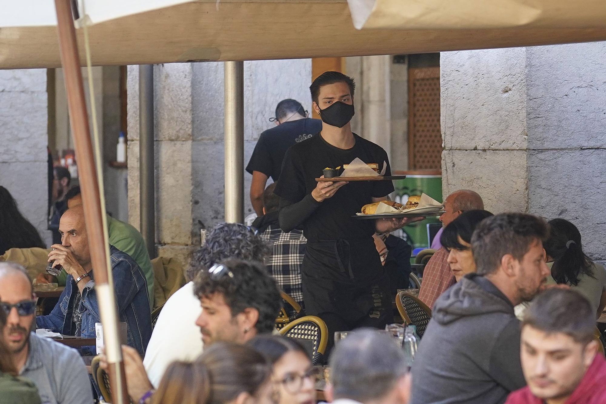 Gironins que treballen durant tot el 12-O sense fer-se fotos