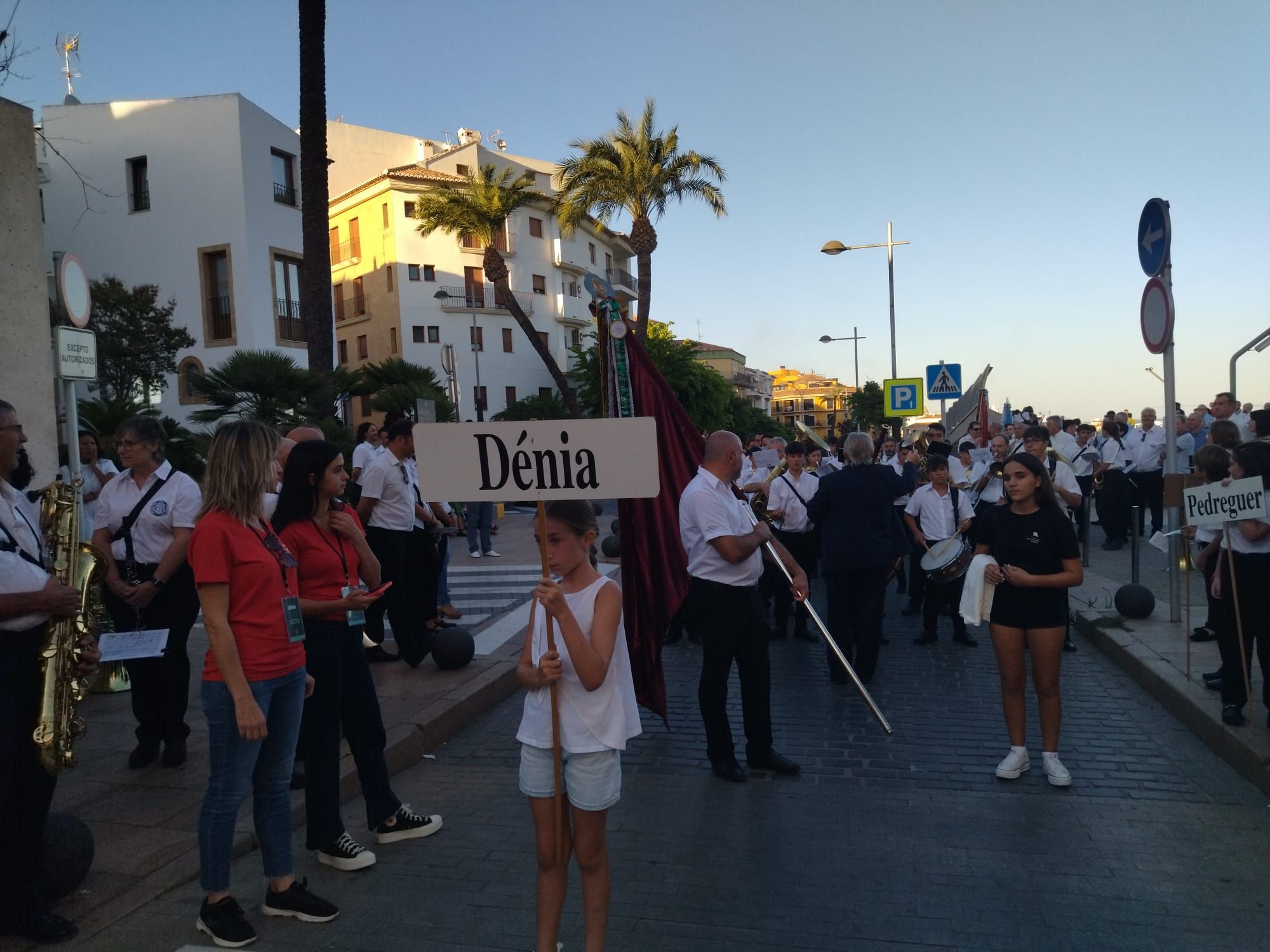 Xàbia, capital de la música: más de 800 músicos de toda la comarca llenan de vida las calles (imágenes)