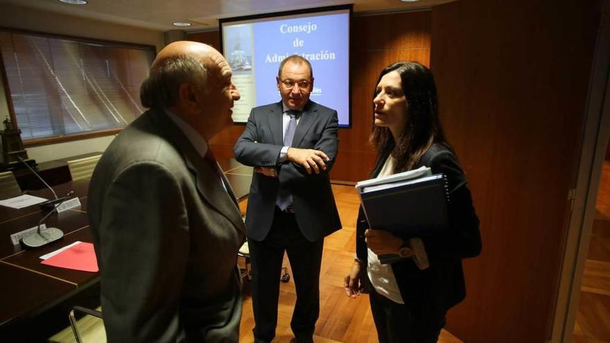 Yasmina Triguero conversa con el consejero portuario Francisco Menéndez ante Santiago Rodríguez Vega.