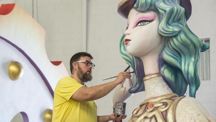 Lorenzo Santana pintando una de las escenas del monumento Especial de 2018 de Polígono de San Blas