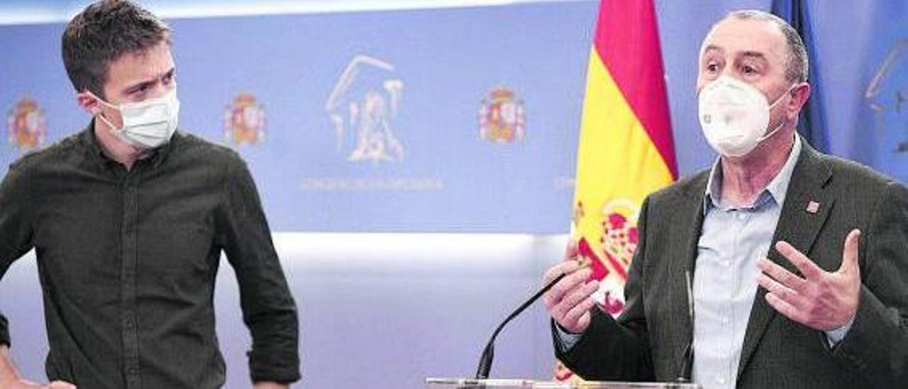 El diputado de Compromís, Joan Baldoví, junto a Iñigo Errejón, en el Congreso.