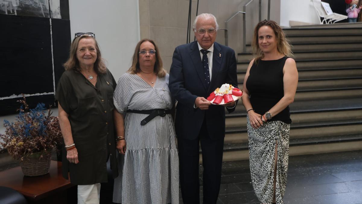 Esta delicia de la repostería tradicional valenciana, a base de merengue y bizcocho, llegó a Levante-EMV de la mano de los representantes de la asociación.