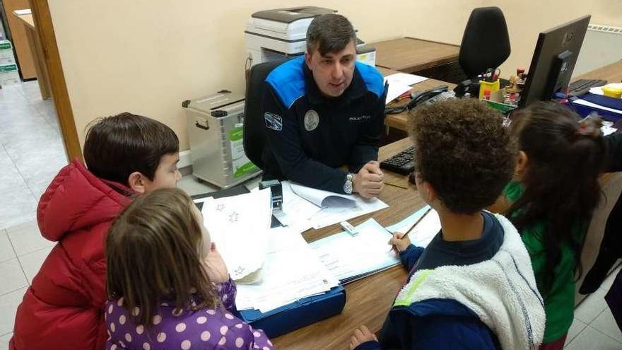 Un grupo de escolares durante su visita a las instituciones. // S.A.