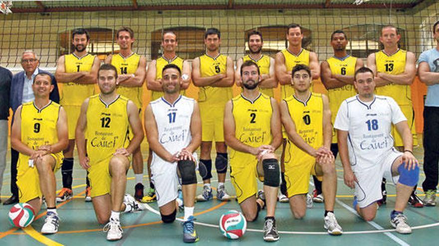 Plantilla del Esporles Voleibol Club, que aspira al ascenso a Primera División, con Damià Seguí de pie, el segundo por la izquieda.