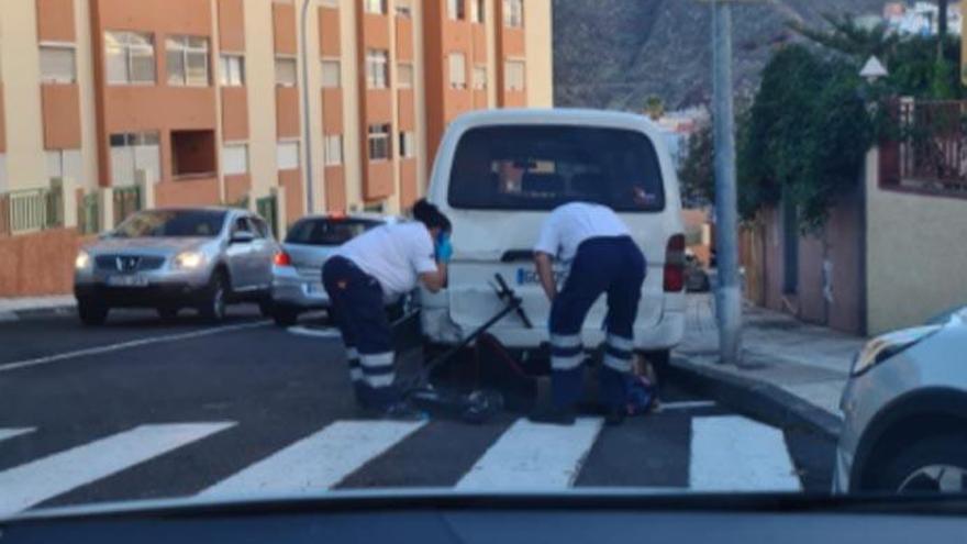 Una joven en patinete choca contra un turismo estacionado en Santa Cruz