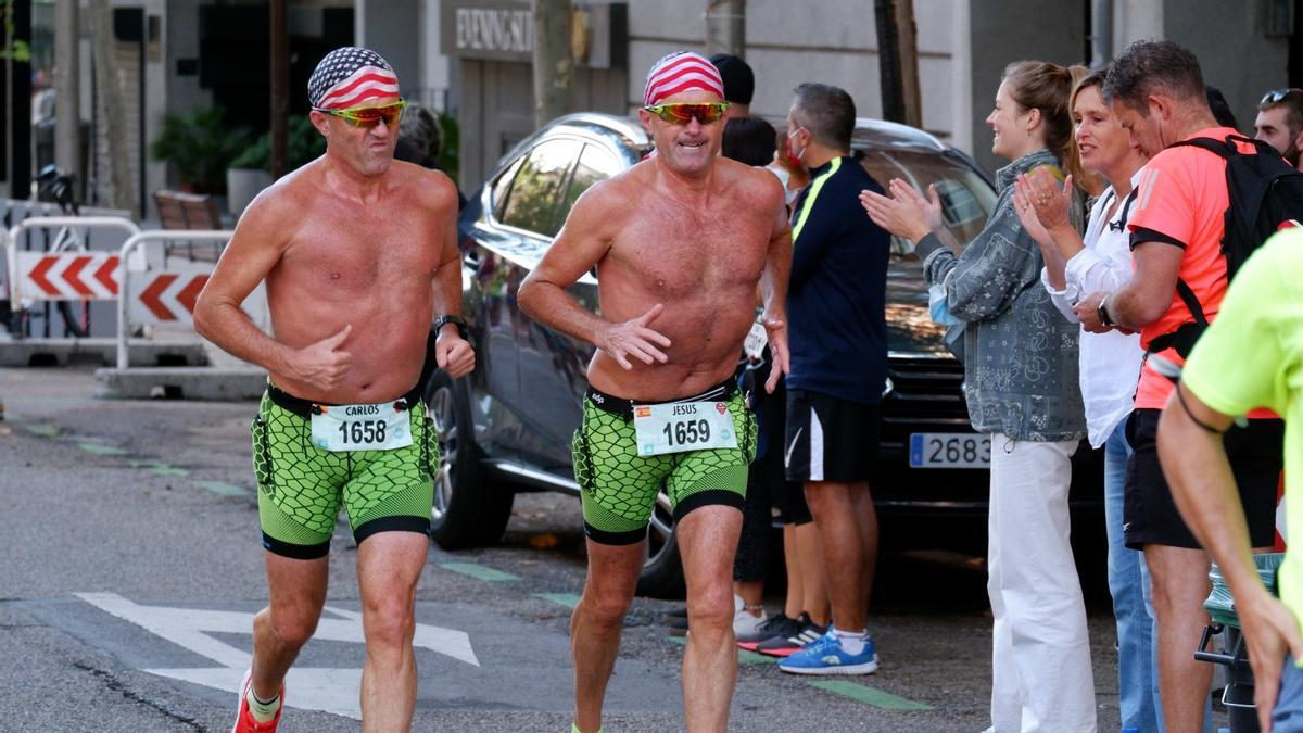 Carlos y Jesús Leal corriendo juntos sin camiseta.