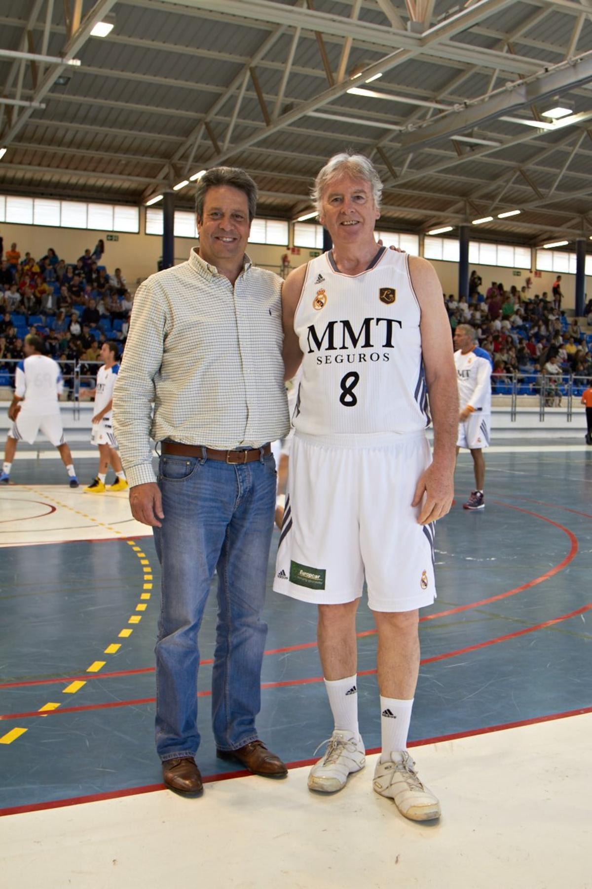 Carmelo Cabrera posa junto a Paniagua durante un partido de leyendas del Real Madrid.