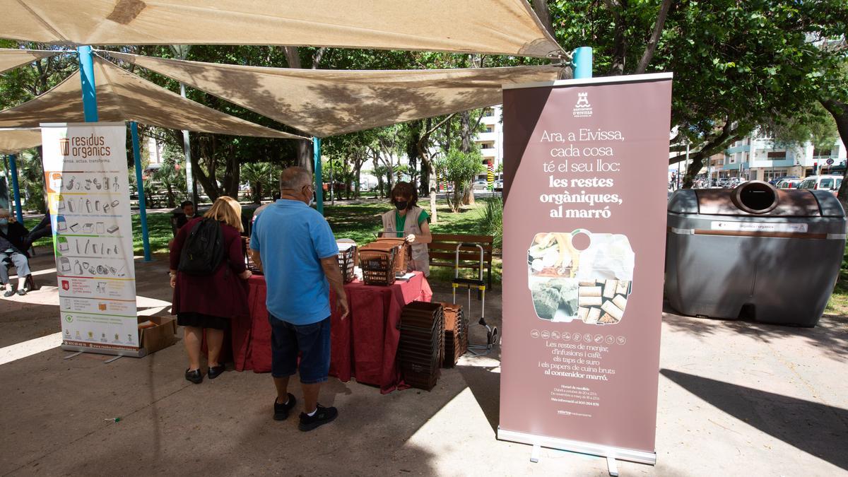 Mesa informativa sobre la recogida de residuos orgánicos instalada en el Parc de la Pau.