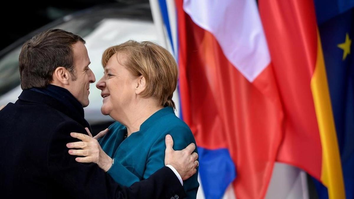 La cancillera alemana Angela Merkel y el presidente galo  Emmanuel Macron, a su llegada a la firma del Tratado de Aquisgran que se celebro este martes en Aquisgran (Alemania).