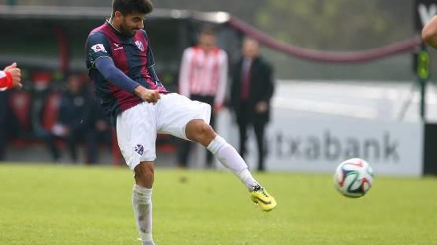 Golpeo de balón de Gaspar en un partido con el Huesca.