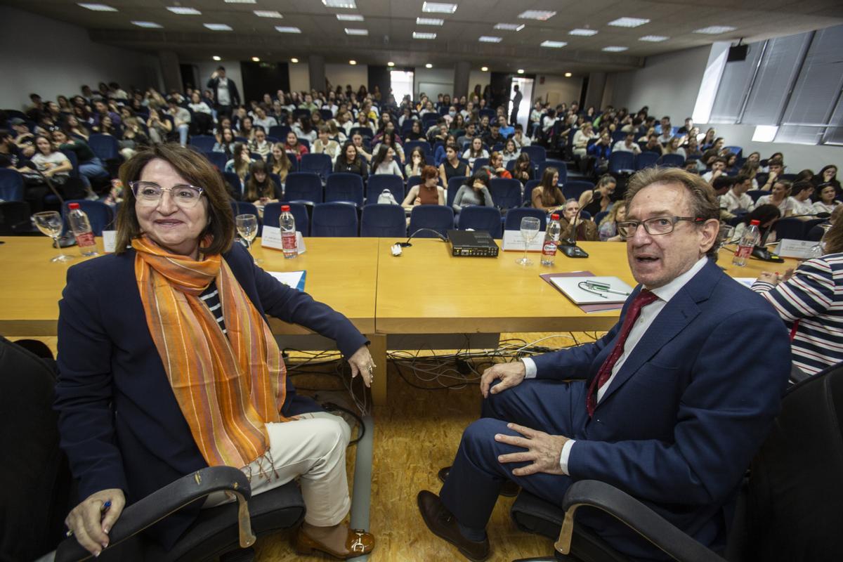 Decenas de estudiantes han escuchado hablar sobre los retos de la Atención Primaria al conseller de Sanidad