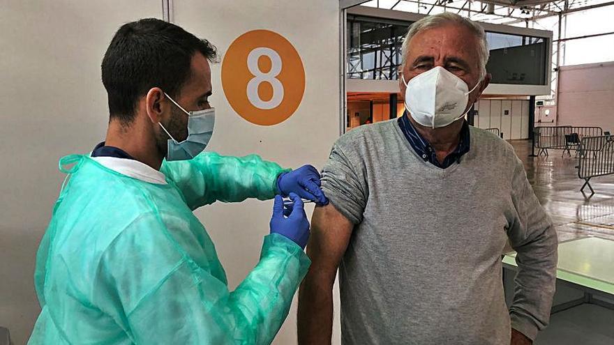 Sergio García administra la vacuna a un paciente. | J.A.C.