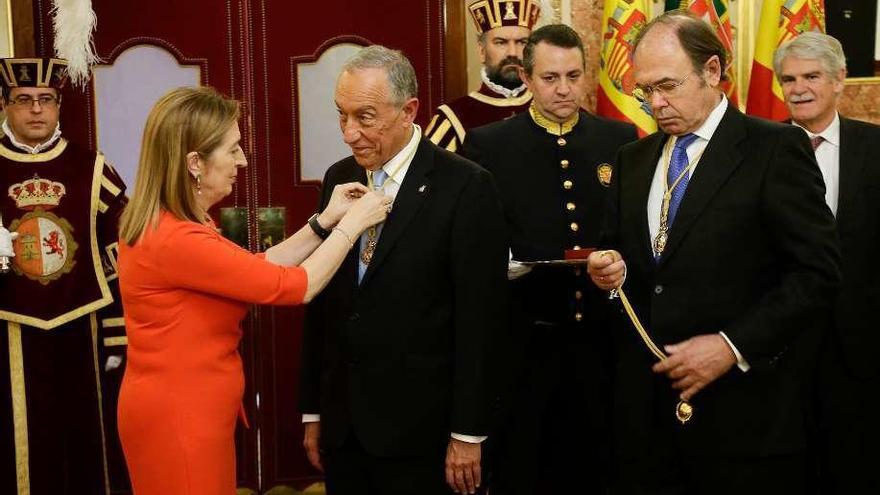 Ana Pastor impone la Medalla del Congreso a Rebelo de Sousa. // FdV