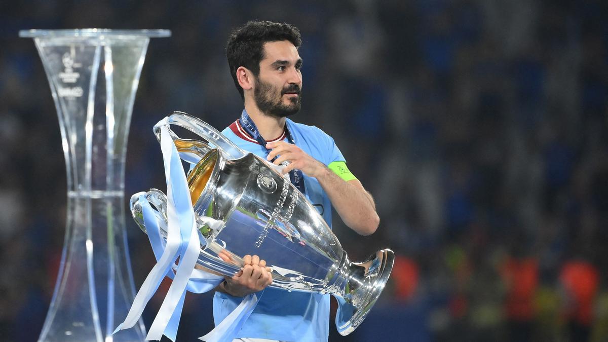 Gündogan, tras recoger la Champions que ganó el City al Inter en Estambul.